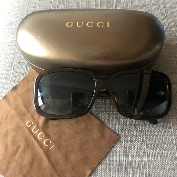 Authentic Gucci sunglasses with case and cleansing cloth. style: GG 3159/S